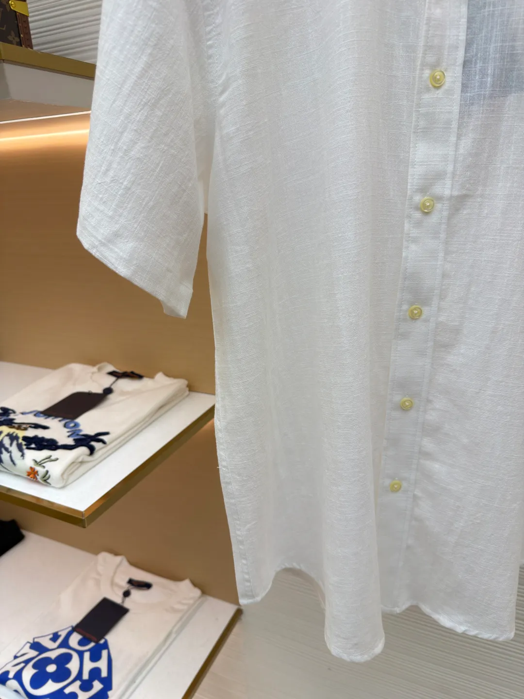 Ralph Lauren logo embroidered short-sleeved shirt ●Original version: Purchased and developed at 1590 ●Item number: 1682559-A20 ●Material: linen cotton plain fabric ●Technology: made with side-turned embedded stitching ●Color: white ●Version: Fitted version ●Weight: about 170 grams ●Size: S-M-L-XL ●Description: Selected high-quality linen cotton plain fabric has natural texture and breathability, tight and smooth Comfortable and close to the skin. Elegantly presented with a touch of deep black. The iconic red pony embroidery is like a smart musical note dancing on the black canvas. Simple but highly recognizable. The clever design of the outer I-shaped pleated split back yoke adds a sense of agility and elegance. The minimalist shape contains the soul of fashion. Imported machine embroidery technology is used. Advanced computer control systems and sophisticated mechanical components are used to achieve the iconic pony embroidery operation with high precision. The lines are smooth and delicate, using the side-turning and embedded stitching process. It is smooth and tidy. The whole fabric has been carefully washed. It has a better hand feel and texture. It is not easy to deform, shrink or fade, and maintains long-term beauty. The overall wiring is straight and delicate, the fabric is comfortable and soft, and the color is consistent without color difference. It can be matched with the same style to create a fashionable look and control various occasions. Customized accessories, complete with three standards, same style for men and women!